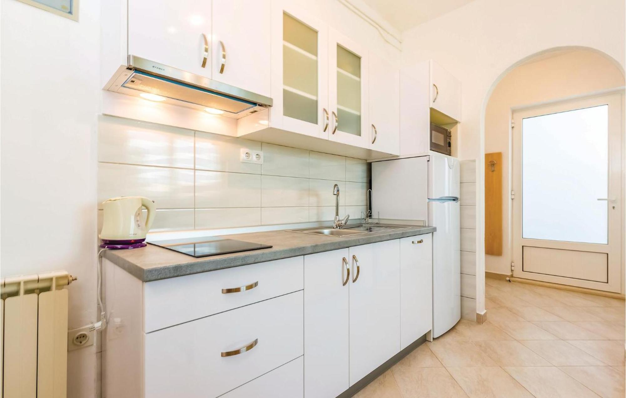1 Bedroom Awesome Apartment In Supetarska Draga Ngoại thất bức ảnh