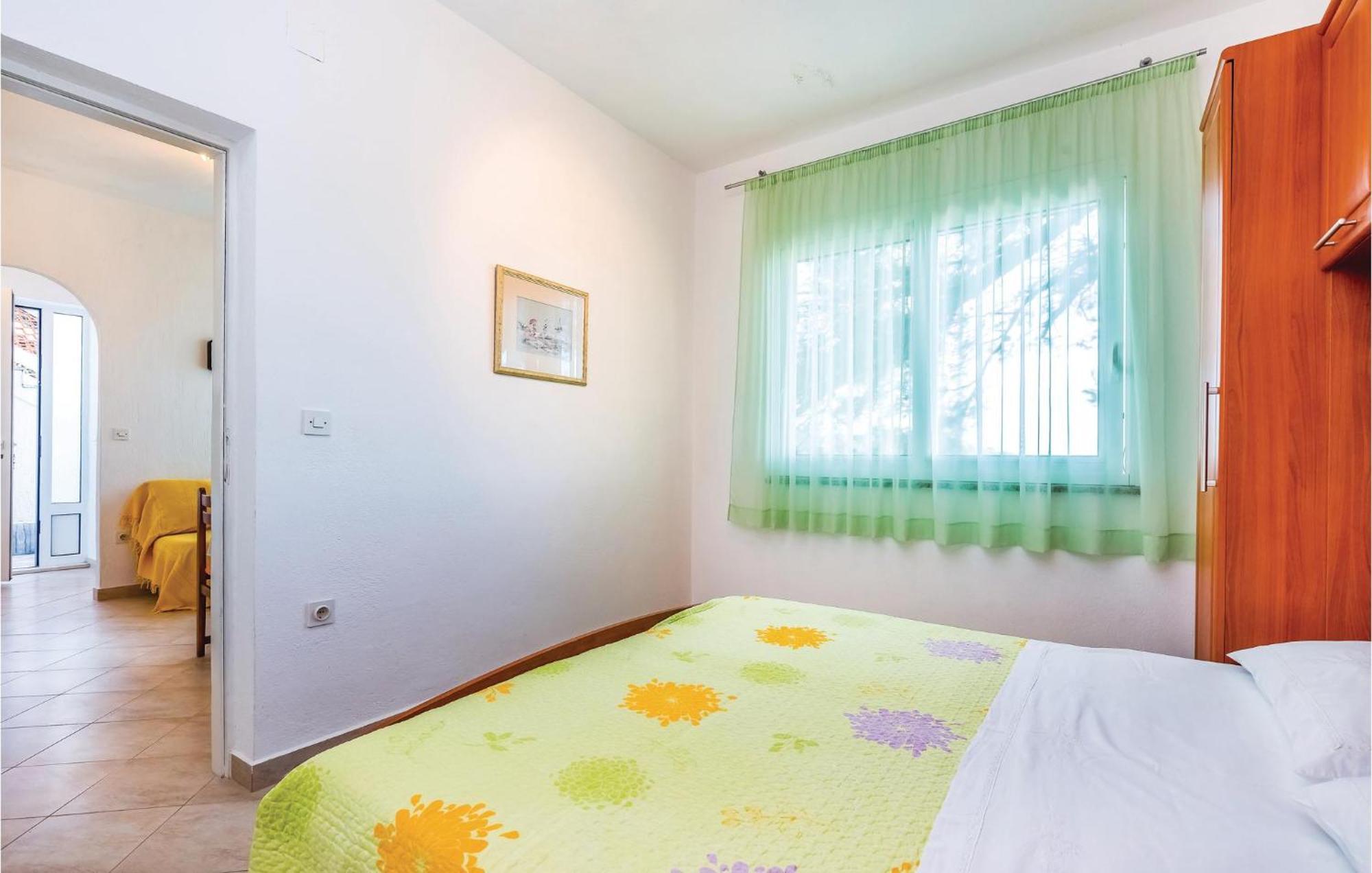 1 Bedroom Awesome Apartment In Supetarska Draga Ngoại thất bức ảnh
